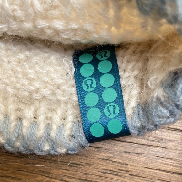 Vintage Lululemon Knitted Leg Warmers, Cream with baby blue trim -NWOT - Picture 4 of 4